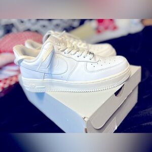 Selling size 8, white, Nike tennis shoes.